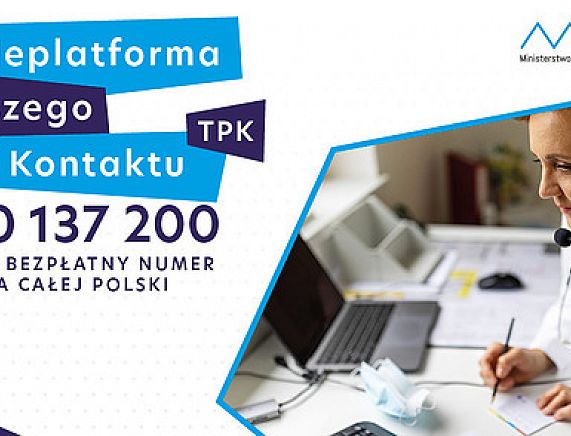 Kobieta patrząca na monitor komputera