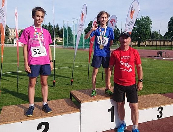 Maks płaza na najwyższym stopniu podium z trenerem Tomaszem Sochą,