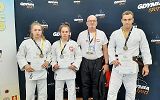 Medaliści od lewej stoją Joanna Bednarz, Anna Bednarz, trener Mirosław Nowicki i Filip Bęben