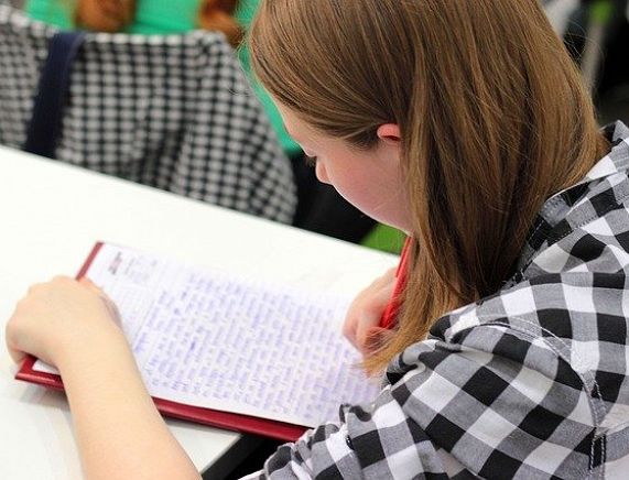 Uczennica pisząca egzamin