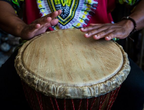 RCKP warsztaty bębniarskie 2021 fot. Luz Mendoza Unsplash CC0