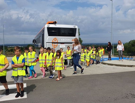 Dzieci podczas wycieczki edukacyjnej na PSZOK
