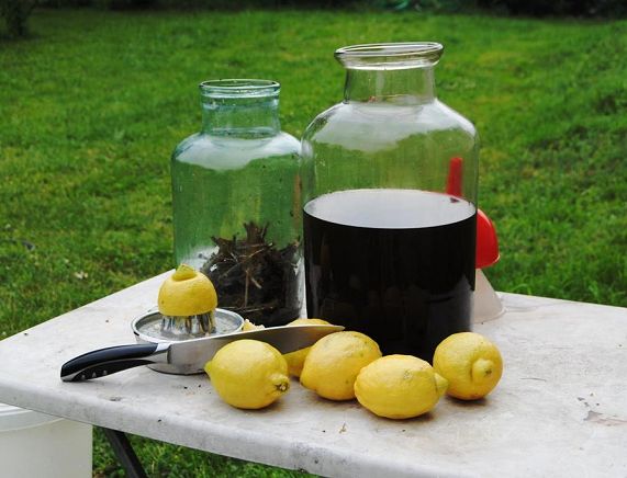 Nalewka w dużym szklanym słoju