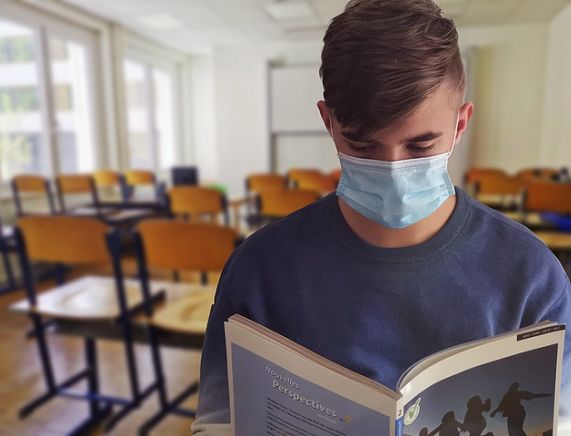 Uczeń w maseczce