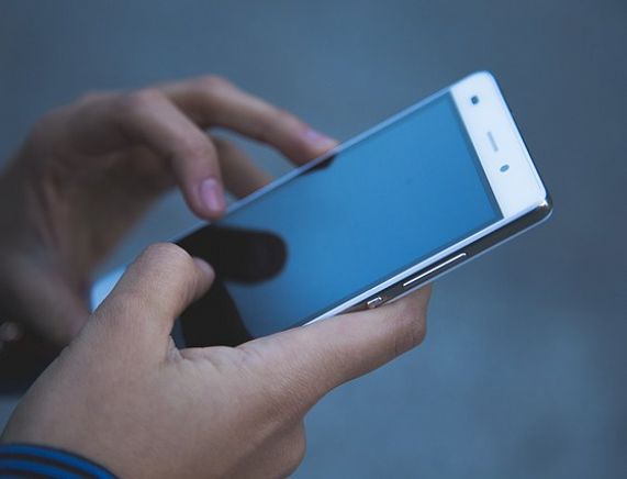 Smartfon w dłoniach