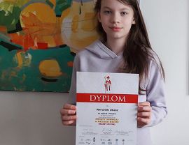 Weronika Uliasz zdjęcie z dyplomem