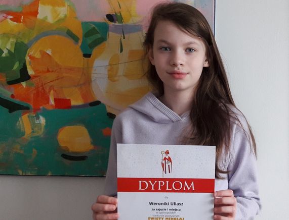 Weronika Uliasz zdjęcie z dyplomem