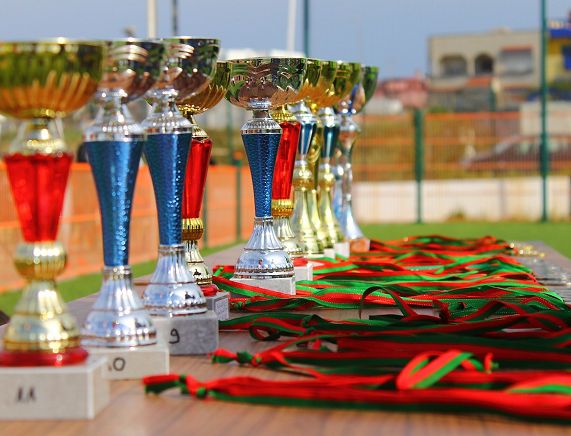 Medale i puchary sportowe - fot. pixabay