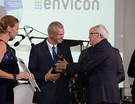 Janusz Fic Prezes MPGK Krosno odbiera nagrodę