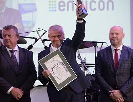 Janusz Fic Prezes MPGK Krosno odbiera nagrodę