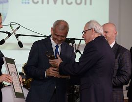 Janusz Fic Prezes MPGK Krosno odbiera nagrodę