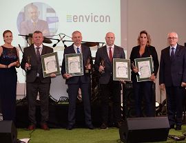 Janusz Fic Prezes MPGK Krosno odbiera nagrodę