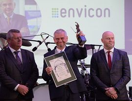 Janusz Fic Prezes MPGK Krosno odbiera nagrodę