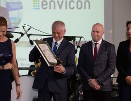 Janusz Fic Prezes MPGK Krosno odbiera nagrodę