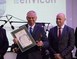 Janusz Fic Prezes MPGK Krosno odbiera nagrodę