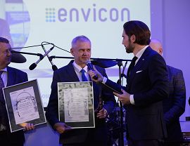 Janusz Fic Prezes MPGK Krosno odbiera nagrodę