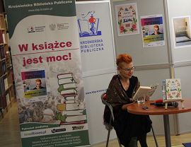 Spotkanie Zośki Papużanki z czytelnikami w krośnieńskiej bibliotece