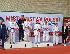 Magdalena Wałęga z zawodniczkami na podium