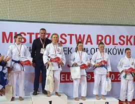 Magdalena Wałęga z zawodniczkami na podium