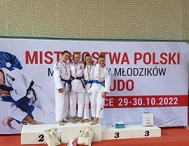 Magdalena Wałęga z zawodniczkami na podium