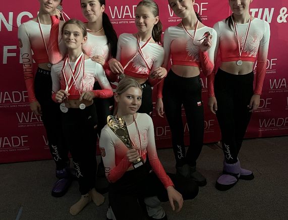Tancerki zespołu Salart