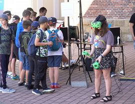 Uczestnicy pikniku podsumowującego I edycję zajęć dla dzieci
