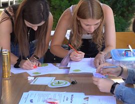 Uczestnicy pikniku podsumowującego I edycję zajęć dla dzieci