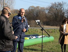 Symboliczne wbicie łopaty rozpoczynające budowę kolektora odprowadzającego ścieki.jpg