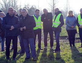 Symboliczne wbicie łopaty rozpoczynające budowę kolektora odprowadzającego ścieki.JPG