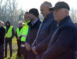 Symboliczne wbicie łopaty rozpoczynające budowę kolektora odprowadzającego ścieki.jpg