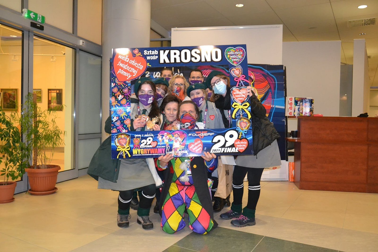 WOŚP - członkowie sztabu w RCKP trzymający ramkę finału WOŚP.jpg [315.07 KB]