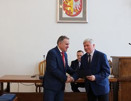 dr hab. Zbigniew Barabasz, prof. KPU, Rektor Karpackiej Państwowej Uczelni w Krośnie odbiera akt powołania do Krośnieńskiej Rady Biznesu.