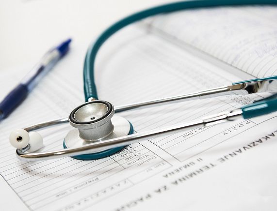Formularz medyczny, długopisi lekarski stetoskop - fot. pixabay