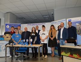 Ubiegłoroczna edycja konkursu - uczestnicy i organizatorzy podczas wręczenia nagród