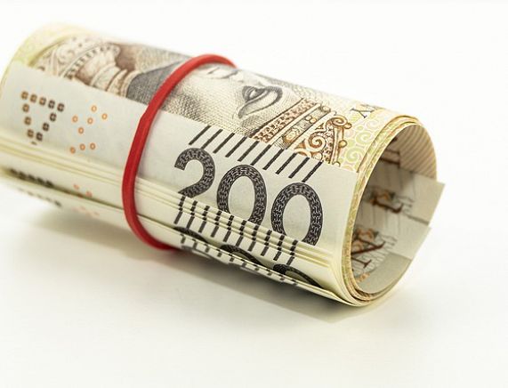 Zwinięte w rulon banknoty 200 złotowe - fot. pixabay