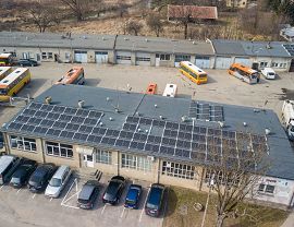 Krośnieński Holding Komunalny rozbudowuje sieć obiektów prądotwórczych i na budynkach przy ul. Fredry zamontował dwie kolejne instalacje fotowoltaiczne. Moc nowych instalacji wynosi łącznie ok. 77 kW i jest dostosowana do potrzeb energetycznych obydwu lokalizacji. Zakończenie inwestycji planowane jest na 31 marca br.