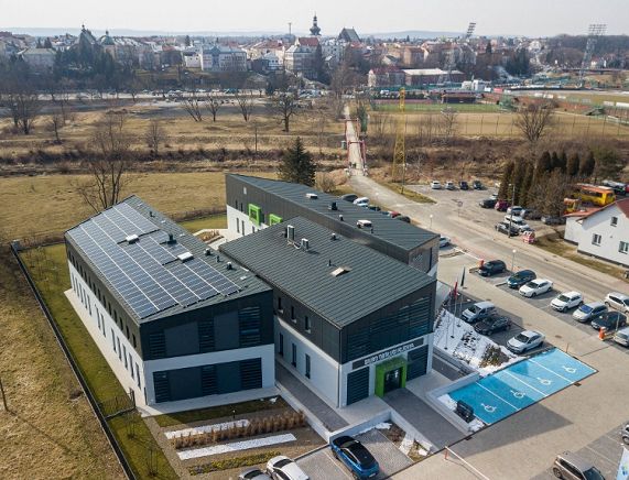 Krośnieński Holding Komunalny rozbudowuje sieć obiektów prądotwórczych i na budynkach przy ul. Fredry zamontował dwie kolejne instalacje fotowoltaiczne. Moc nowych instalacji wynosi łącznie ok. 77 kW i jest dostosowana do potrzeb energetycznych obydwu lokalizacji. Zakończenie inwestycji planowane jest na 31 marca br.