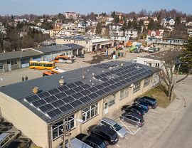 Krośnieński Holding Komunalny rozbudowuje sieć obiektów prądotwórczych i na budynkach przy ul. Fredry zamontował dwie kolejne instalacje fotowoltaiczne. Moc nowych instalacji wynosi łącznie ok. 77 kW i jest dostosowana do potrzeb energetycznych obydwu lokalizacji. Zakończenie inwestycji planowane jest na 31 marca br.