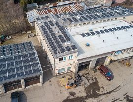 Krośnieński Holding Komunalny rozbudowuje sieć obiektów prądotwórczych i na budynkach przy ul. Fredry zamontował dwie kolejne instalacje fotowoltaiczne. Moc nowych instalacji wynosi łącznie ok. 77 kW i jest dostosowana do potrzeb energetycznych obydwu lokalizacji. Zakończenie inwestycji planowane jest na 31 marca br.