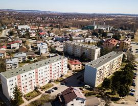 Bloki mieszkalne w Krośnie przy ul. Wieniawskiego z lotu ptaka