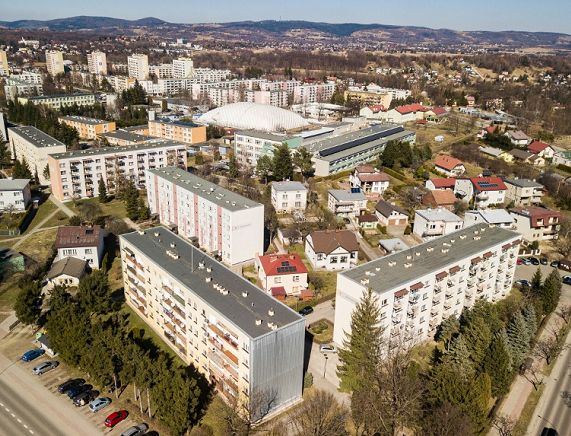 Bloki mieszkalne w Krośnie przy ul. Wieniawskiego z lotu ptaka