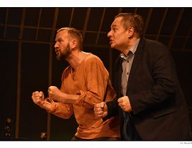 Spektakl „Kolacja dla głupca” - dwaj mężczyźni coś tłumaczą, gestykulują
