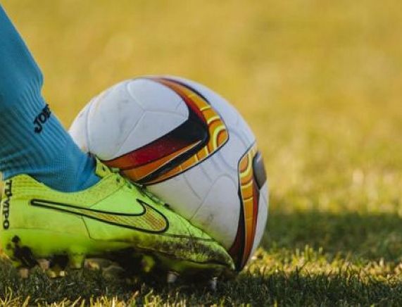 Moment kopnięcia nogą piłki