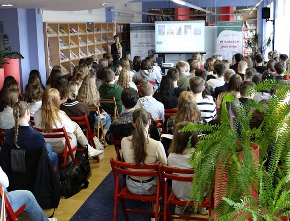 Uczestnicy wykładu w Krośnieńskiej Bibliotece Publicznej (2).JPG