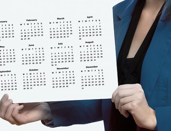 Kobieta z kalendarzem w ręku - fot. pixabay