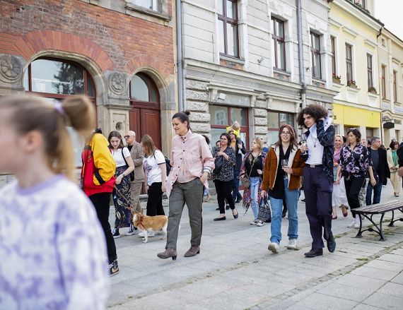 Uczestnicy spaceru po mieście