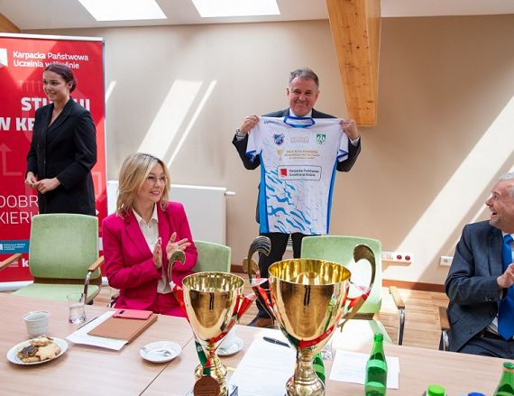 Rektor z koszulką siatkarską - prezentem od siatkarek KPU