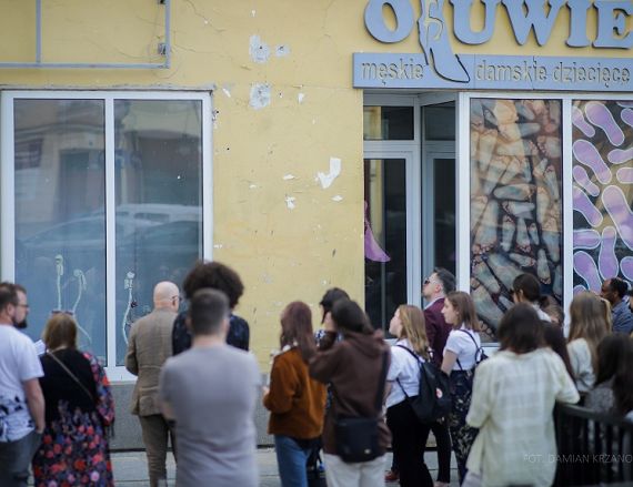 Uczestnicy spaceru po mieście