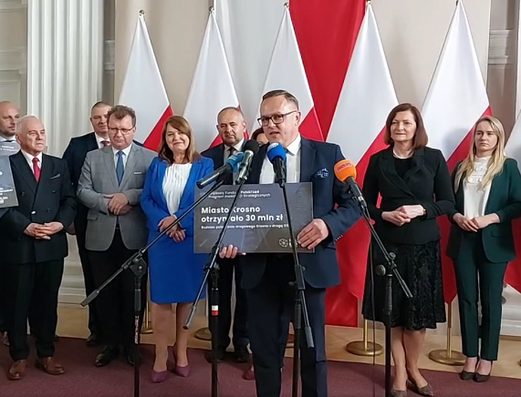 dr Tomasz Soliński z symbolicznym czekiem podczas spotkania w Urzędzie Wojewódzkim