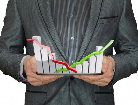 Grafika - wykres w dłoniach mężczyzny - fot. pixabay